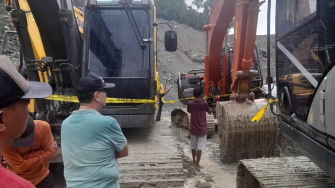 La línea policial se ha establecido en equipos pesados en una mina ilegal en Kotamobagu en el norte de Sulawesi.