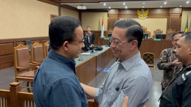 Anies Baswedan saling menegur sapa dengan Tom Lembong di Pengadilan Tipikor, Jakarta Pusat. 