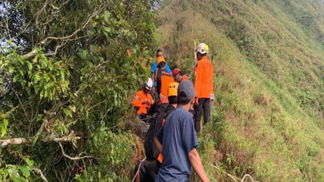 Tim SAR Gabungan Berhasil Evakuasi Pendaki yang Tewas Usai Terjatuh di Jurang Gunung Muria