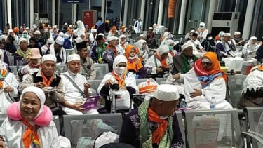 Jemaah haji gelombang 2 sedang menunggu keberangkatan di Bandara AMAA, Madinah