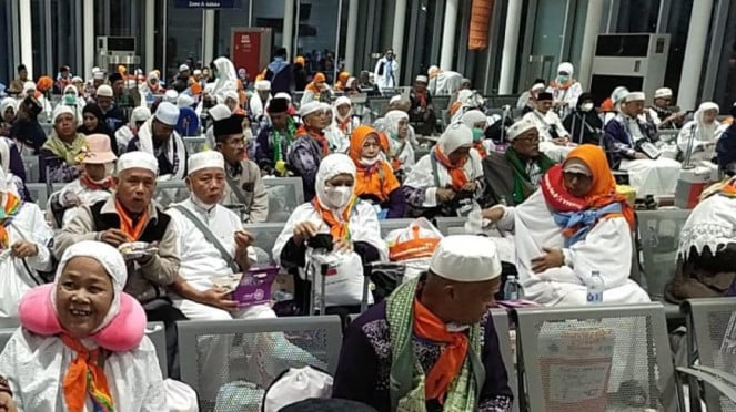 Esperando una ola de peregrinación 2 en el aeropuerto de Amaaa en Medina