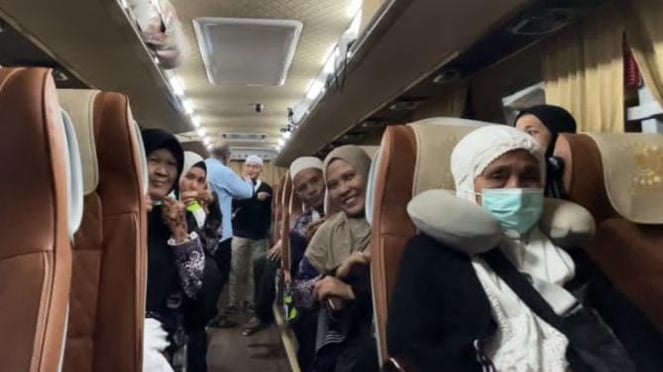 Los peregrinos indonesios están en el autobús al aeropuerto de Amaa, Madina