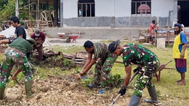 TNI dan Warga Papua Gotong-royong Bangun Kembali Gereja Pasca Teror OPM