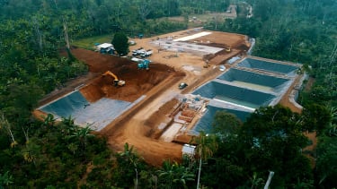 Estación eléctrica geotérmica perыamina sobre lámparas