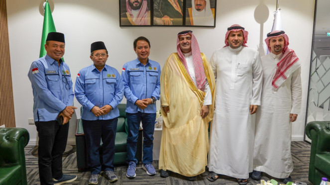 Dirjen PHU Kemenag Hilman Latief dan Deputi dari Kementerian Haji dan Umrah Saudi Hasan Munakirah 