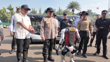 Strain Komjen dijo que el Prassoni Komjen dijo que el robot de Passoni había visto al robot humanoide con una policía