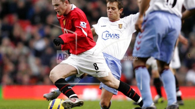 Aston Villa Player, Lee Hendrie (derecha)