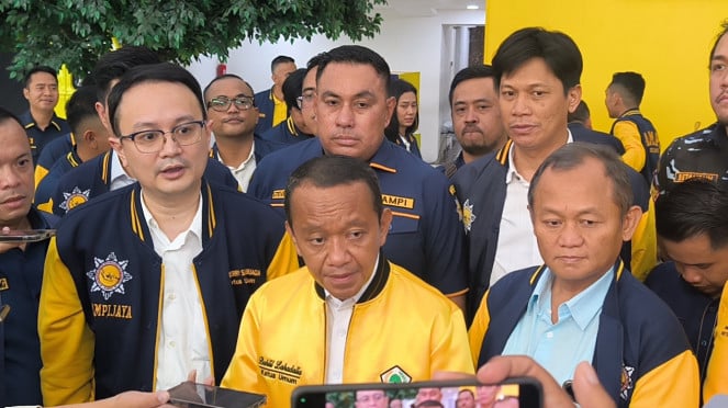 Presidente del Partido de Golkar, Bahlil Lahdalia en la oficina de Golkar Party DPP en West Yakarta