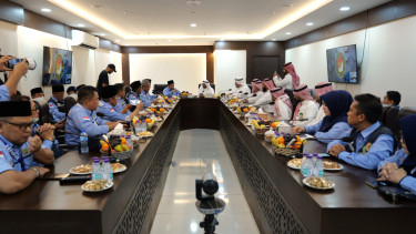 Wamenhaj dan Umrah Saudi Abdul Fattah Mashat bertemu dengan PPIH Arab Saudi 2025