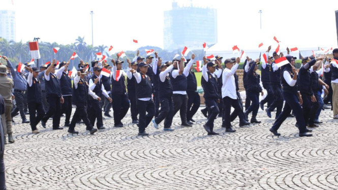 Polri Gandeng Satpam dan Masyarakat dalam Pawai Peringatan Hari Bhayangkara ke-79 di Monas  

Note: The text is visually structured for clarity while maintaining the original meaning in Indonesian.
