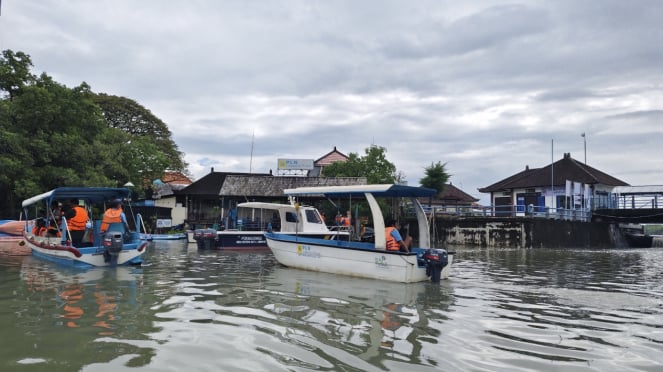 Bote de manglares de Batu Lumbang en la zona turística ambiental