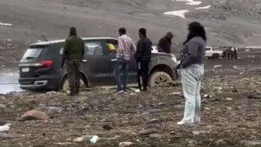 Mobil SUV terjebak di pegunungan di India