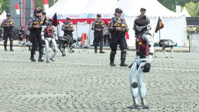 Presidente del robot humanoide de la policía nacional Probo en el aniversario de Bhayangkara