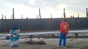 Kapal tongkang terdampar di kawasan Pantai Randusanga Indah, Brebes