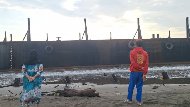 Kapal Tongkang Terdampar dan Terjang Puluhan Warung di Pantai Randusanga Indah Brebes