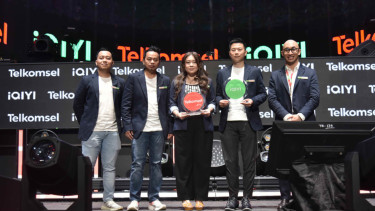 Vice President Digital Lifestyle Telkomsel, Lesley Simpson (tengah).