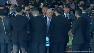Momen Wapres Gibran Cium Tangan Try Sutrisno dalam Peringatan Bhayangkara ke-79