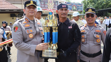 Pemberian hadiah lomba dalam rangka Hari Bhayangkara ke-79