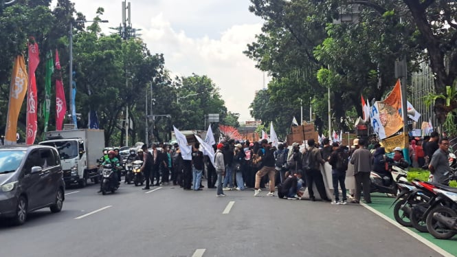 Penampakan Demo dan Truk-truk Terparkir Buat Jalan Medan Merdeka Selatan Macet