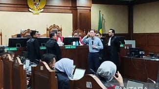 Momen Tom Lembong Cicipi Gula Rafinasi di Sidang Bantah Tuduhan Jaksa