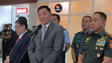 Menteri Pertahanan (Menhan) Sjafrie Sjamsoeddin (tengah) di Kompleks Parlemen, Senayan, Jakarta Pusat 