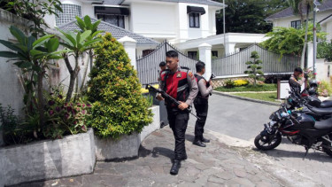 Penyidik KPK melakukan penggeledahan di rumah Topan Obaja Putra Ginting
