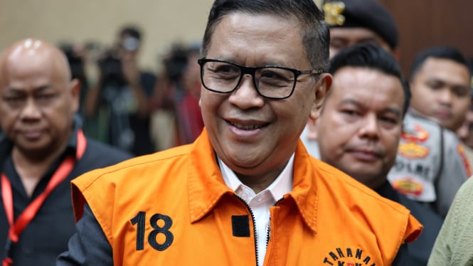 Pakai Rompi Tahanan Nomor 18, Hasto Ngaku Siap Dituntut Jaksa Hari Ini