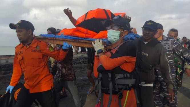 6 Jenazah Korban KM Tunu Pratama Jaya Tiba di Banyuwangi, 30 Orang Masih Hilang  

(Penulisan disesuaikan dengan format standar berita, menghilangkan "P" pada "KMP" karena kapal motor tidak menggunakan singkatan tersebut dalam penulisan formal.)