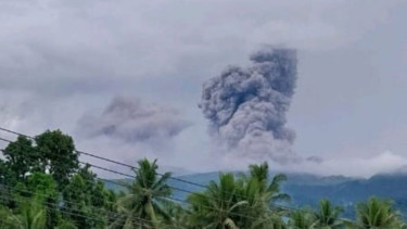 Gunung Dukono di Halmahera Utara