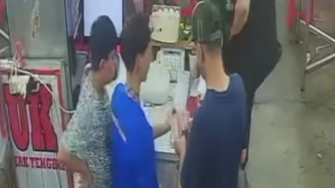 Detik-detik Komplotan WNA Diduga Hipnotis dan Gondol Uang Kasir Warung Seafood di Jaksel