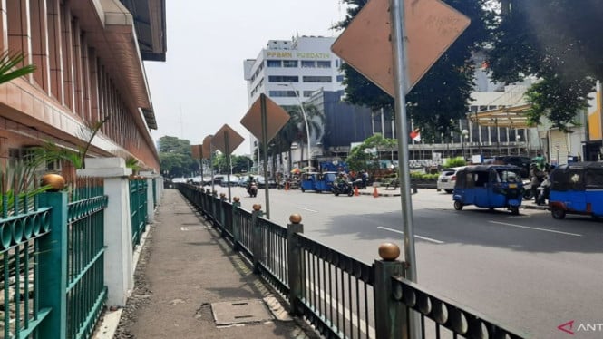 Viral Penumpang Lompati Pagar Pembatas Stasiun Cikini karena Pintu Keluar Jauh, Ini Kata KAI