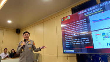 Kapolsek Pesanggrahan AKP Seala Syah Alam saat menjelaskan sejumlah inovasi kepada Kompolnas RI jelang 'Kompolnas Award 2025'. (Ist)