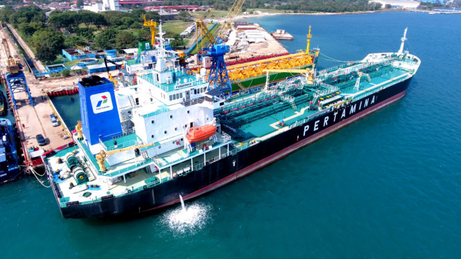 "Milikilah 102 Kapal Berstandar Internasional, Layanan Armada PIS Semakin Tangguh dan Andal"  

Desain visual yang rapi dengan penekanan pada angka "102" dan kata kunci "Tangguh dan Andal" untuk menarik perhatian.