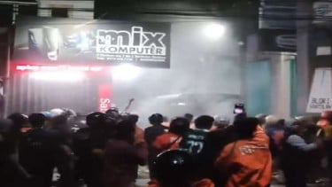 Ratusan driver ojok menyerbu rumah warga di Godean Sleman Yogyakarta