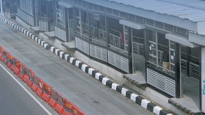 “Dibongkar Segera: Halte Transjakarta BNN Cawang yang Tak Lagi Beroperasi”  

Atau  

“Halte Transjakarta BNN Cawang Akan Dirubuhkan karena Tak Digunakan Lagi”  

Atau  

“Tak Aktif Lagi, Halte Transjakarta BNN Cawang Bersiap Dibongkar”  

Pilih gaya yang sesuai dengan kebutuhan penulisan Anda!