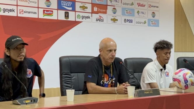 "Pengakuan Mengejutkan Pelatih Port FC Setelah Mengalahkan Persib Bandung"  

Menampilkan reaksi tak terduga sang pelatih pascakemenangan.