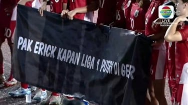 Spanduk yang dibentangkan Timnas Putri Indonesia