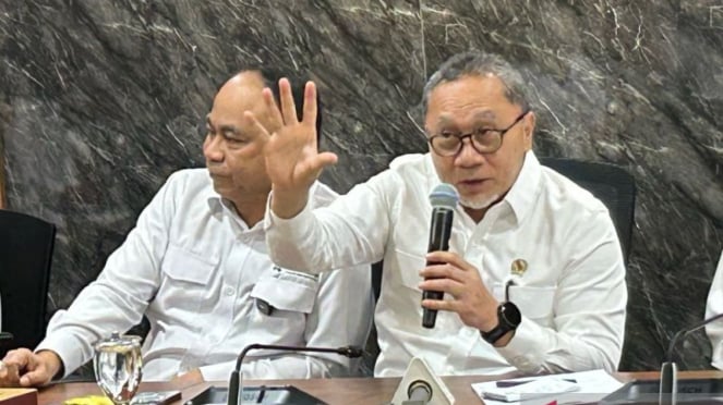 El ministro de Coordinación de la División de Alimentos, Zulkifli Hasan (derecha) y Mencop Budi Auri.