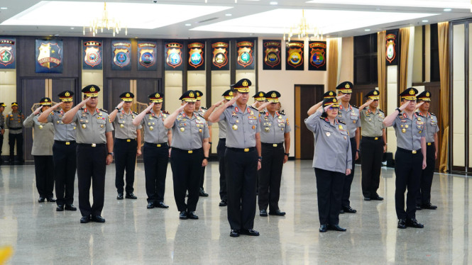 17 Jenderal Polri Naik Pangkat, Komjen Winarto Sandang Bintang Tiga