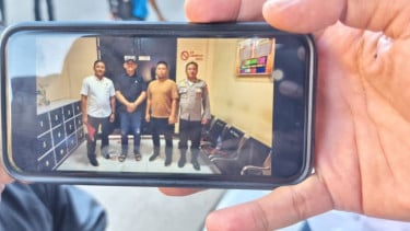 Polisi menunjukkan foto dua polisi tersangka kematian Brigadir Nurhadi
