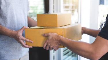 Ilustrasi pengiriman paket belanja online