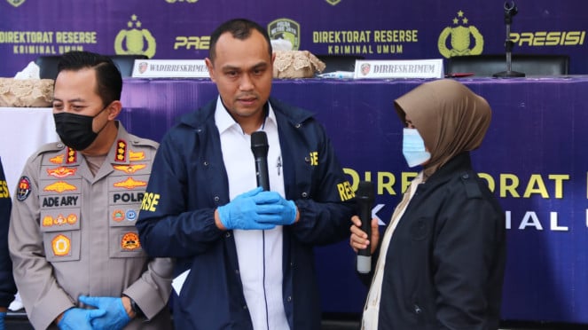 Director Adjunto de la Investigación Penal General de la Policía de Jakarta, AKBP Putu Kholis Aryan (Centro)