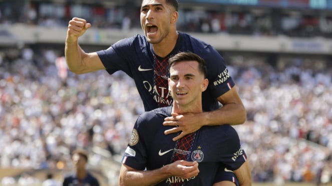 Los jugadores de PSG celebran los goles de Fabian Ruiz