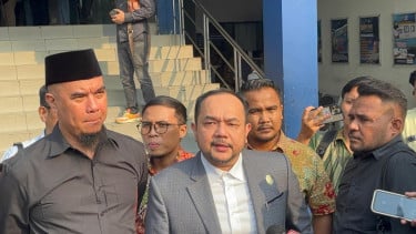 Ahmad Dhani (kiri) dan Pengacara Aldwin Rahadian (tengah)