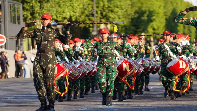 Gagah! Penampakan Prajurit TNI Berlatih di Champs-Élysées Paris Menjelang Hari Bastille  

Kata-kata tegas dan penuh semangat, menggambarkan kebanggaan.  

Visual yang memukau:  

Latar ikonik Champs-Élysées  
Seragam TNI yang gagah  
Aksi dinamis dalam pelatihan  

Momen bersejarah sebelum perayaan Bastille Day!