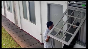 Tangkapan layar CCTV saat buka paksa kamar Diplomat Kemlu tewas Dilakban