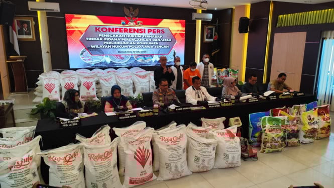 Polisi Tangkap Pelaku Pencampur Gula Ilegal di Banyumas, Produksi Capai 500 Ton per Bulan  

Visual Enhancement:  

Font: Bold  
Alignment: Center  
Spacing: Adjusted for readability  

(Tanpa tambahan teks atau komentar lain)