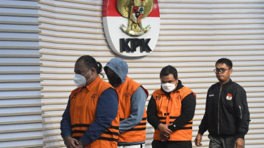 Tersangka KPK menggunakan masker