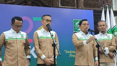 Ketua LKN DPP PKB, Zainul Munasichin (tengah) di Kantor DPP PKB, Jakarta Pusat 