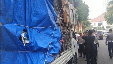 Tangkapan layar video pikap bawa motor bodong